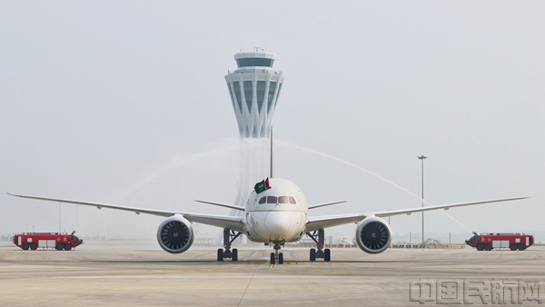 沙特阿拉伯航空首航北京大兴机场,飞机降落后接受了水门的洗礼。本报记者 汪洋摄1