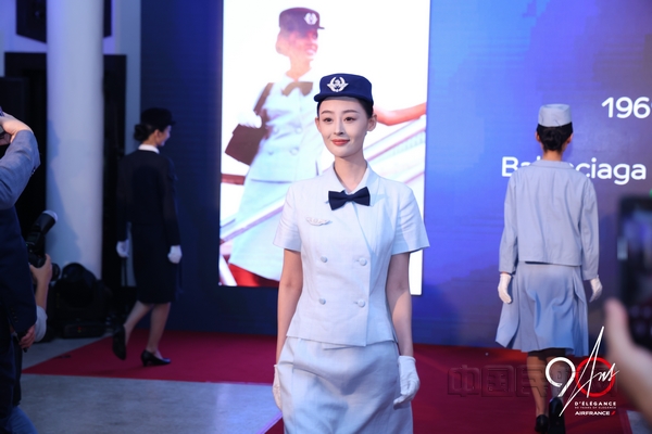 nEO_IMG_模特展示法航历代空乘制服-法航供图