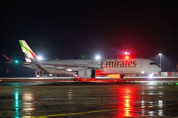 阿联酋航空A350首航航班降落爱丁堡机场 1