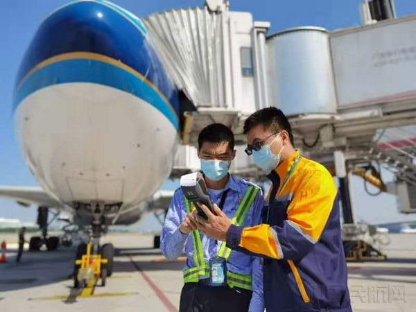 白云机场“云桥”登机桥综合管理系统集监控报警、智能调度、电子签单、飞机碳排放统计等特色功能为一体(支仁明 摄).jpg 白云机场“云桥”登机桥综合管理系统集监控报警、智能调度、电子签单、飞机碳排放统计等特色功能为一体(支仁明 摄).jpg