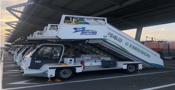 电动客梯车(四川机场集团供图).jpg 电动客梯车(四川机场集团供图).jpg