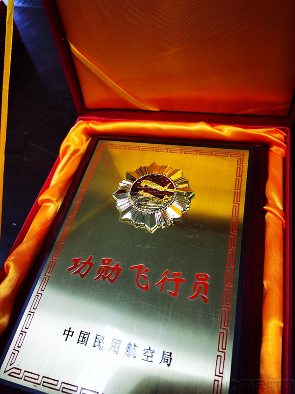 功勋奖牌.jpg