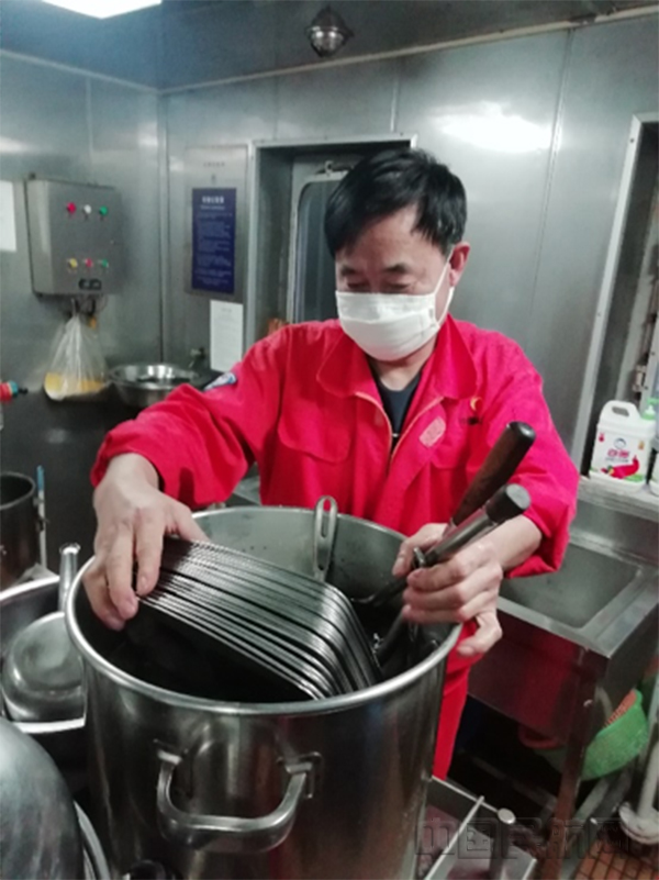 疫情防控期间“海鑫油611”轮大厨王洪成严格做好船员餐具消毒工作,打好“舌尖上的防疫战”1.jpg 疫情防控期间“海鑫油611”轮大厨王洪成严格做好船员餐具消毒工作,打好“舌尖上的防疫战”1.jpg