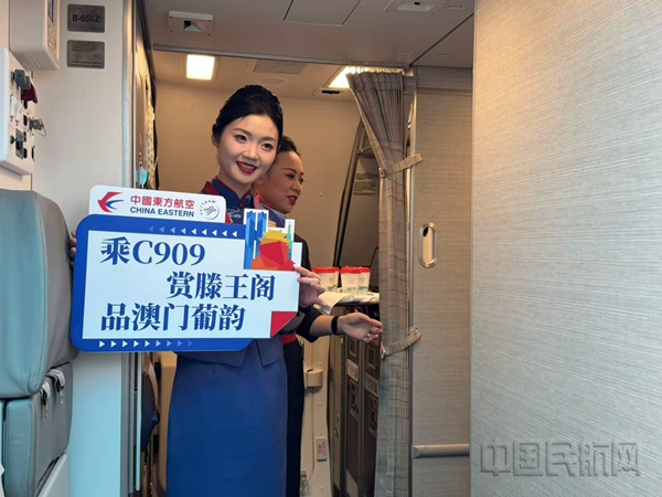 乘务员迎接首航旅客登机-东航江西分公司供图