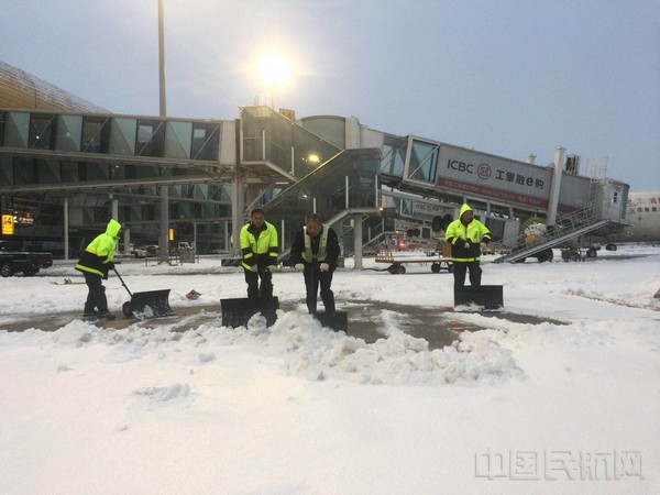 迎战暴雪 东航保证每一架飞机不带冰雪霜起飞