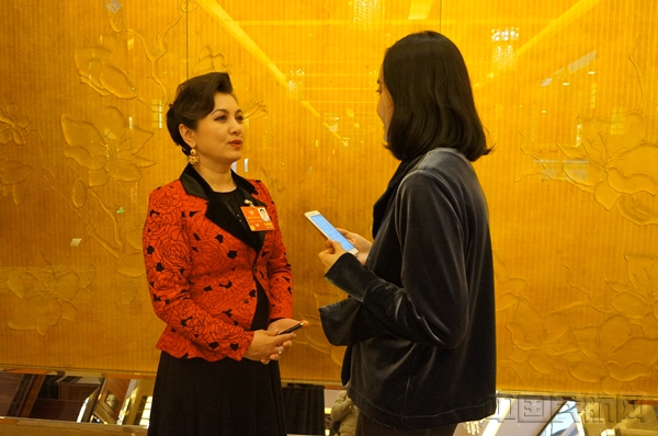 DSC07565 《中国民航报》记者采访全国政协委员迪丽娜尔。陆二佳 摄.JPG