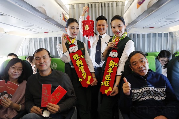 接过小礼物的旅客与春秋的乘务组合影留念.jpg 接过小礼物的旅客与春秋的乘务组合影留念.jpg