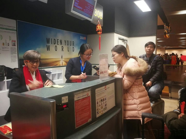 东航马德里营业部员工保障春运旅客.jpg 东航马德里营业部员工保障春运旅客.jpg