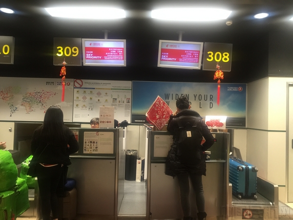 东航马德里营业部在值机区妆点年味.jpg 东航马德里营业部在值机区妆点年味.jpg
