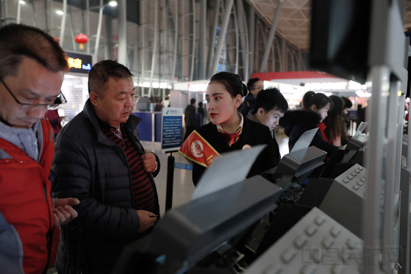 南航导乘帮助旅客自助办理登机牌 贺雯璟摄.jpg