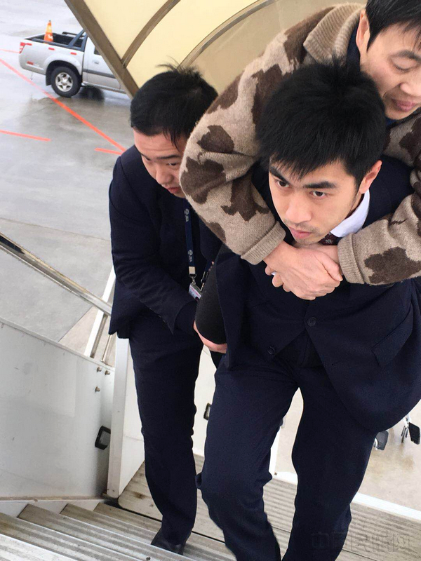 远机位主动背旅客.jpg 远机位主动背旅客.jpg