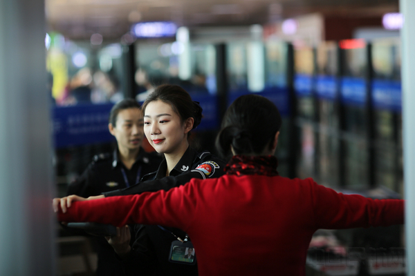 迎返程高峰 哈尔滨机场客流量连破纪录(图)