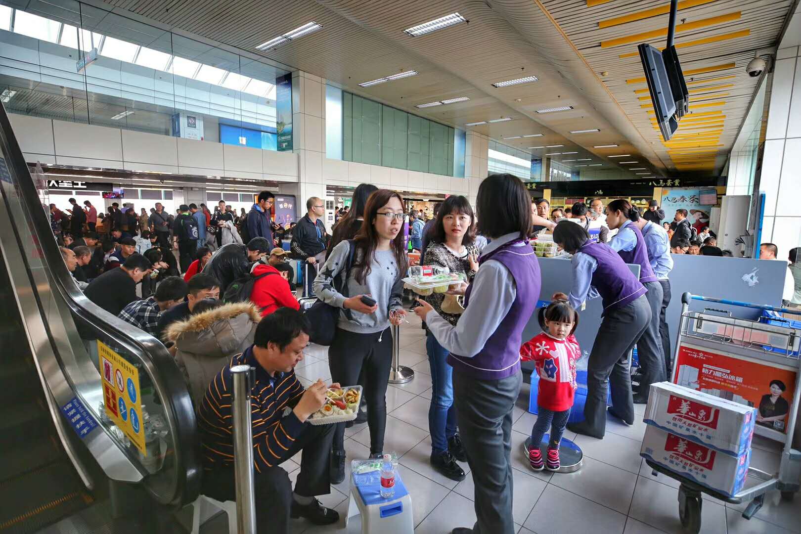 大面积航班延误时,机场方面为旅客派发餐食.jpg