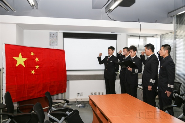 首都航空机长重温宣誓誓词1.jpg 首都航空机长重温宣誓誓词1.jpg