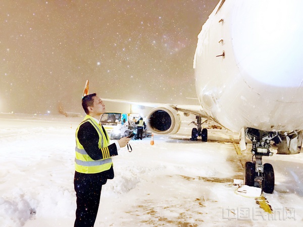 附图1:长安航空机长雪地里进行航前检查,以“匠心”保旅客出行.jpg 附图1:长安航空机长雪地里进行航前检查,以“匠心”保旅客出行.jpg