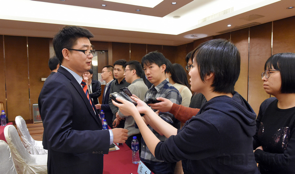 1.国航服务运行和市场部门的负责人与媒体交流春运保障情况.jpg 1.国航服务运行和市场部门的负责人与媒体交流春运保障情况.jpg