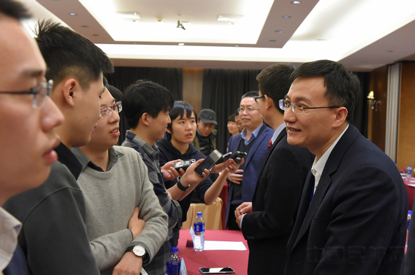 2.国航服务运行和市场部门的负责人与媒体交流春运保障情况.jpg 2.国航服务运行和市场部门的负责人与媒体交流春运保障情况.jpg