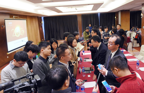 3.国航服务运行和市场部门的负责人与媒体交流春运保障情况.jpg 3.国航服务运行和市场部门的负责人与媒体交流春运保障情况.jpg