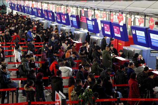 成都双流国际机场T1航站楼,旅客在川航值机柜台前排队办理乘机手续.jpg 成都双流国际机场T1航站楼,旅客在川航值机柜台前排队办理乘机手续.jpg