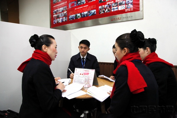川航乘务组召开航前准备会2.jpg 川航乘务组召开航前准备会2.jpg