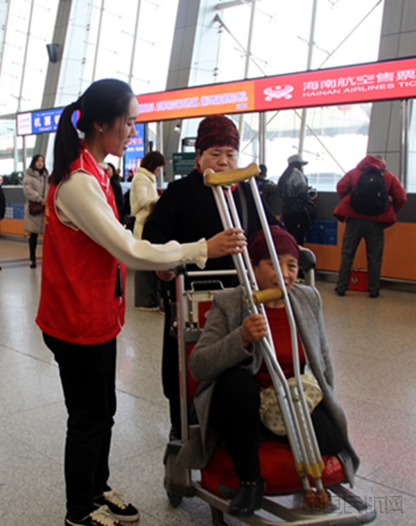 附图2：长安航空志愿者帮助残障旅客.jpg