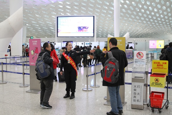 深圳机场提醒旅客：提前2小时到达机场办理手续，“三超”行李须提前托运 摄影：叶丹.jpg