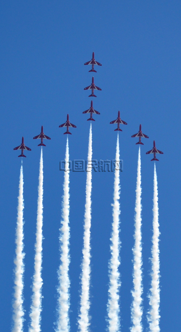 10月27日，英国空军“红箭”特技飞行表演队在珠海航展中心举行首秀中国前的媒体公开日，在航展中心刮起了一股红色炫风，为媒体记者及现场观众奉献一场精彩绝伦的特技飞行表演。（朱思平拍摄）