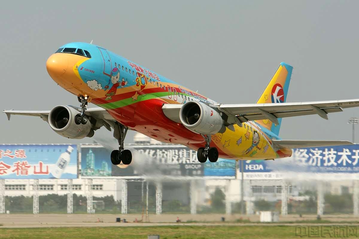 东航"红领巾梦想号"空客A320（周霄飞/摄）.jpg