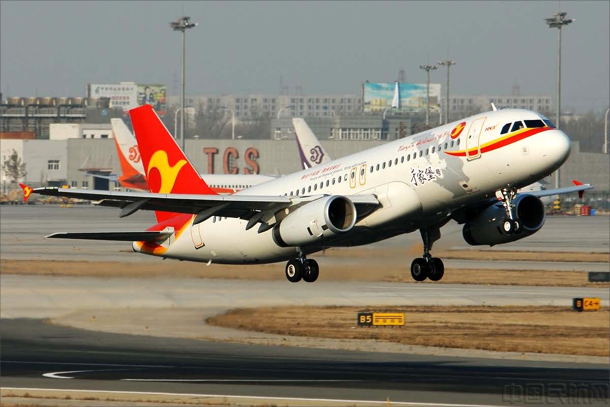 天津航空的于家堡号彩绘机 空客A320（周霄飞/摄）.jpg