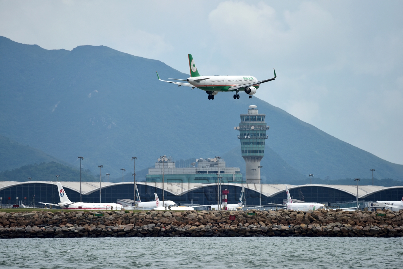北跑道即将接地的长荣航空（李方虹/摄）