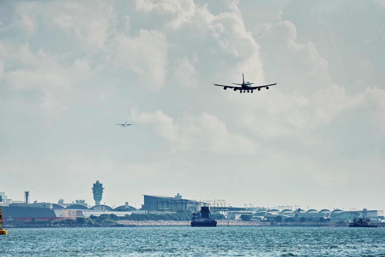 远观每3分钟起降的香港赤鱲机场（李方虹/摄）