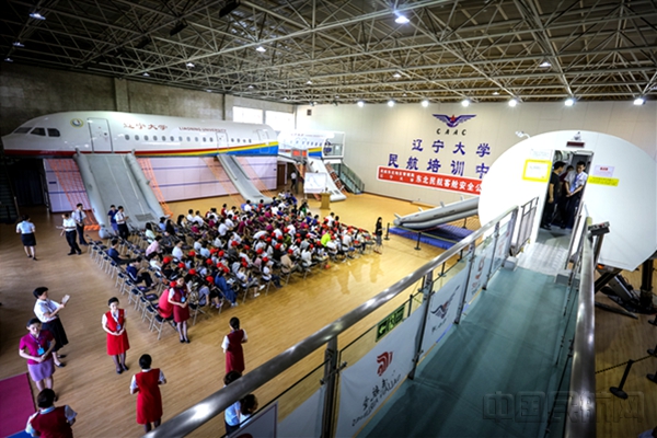 对于任何一次起飞，如果遭遇突发状况，飞行机组通常会决定中断起飞，并实施紧急撤离，以避免对乘机旅客造成不必要的伤害。按照民航规章要求，乘务员必须在90秒内帮助机上所有人员完成撤离。 （陈松/摄）