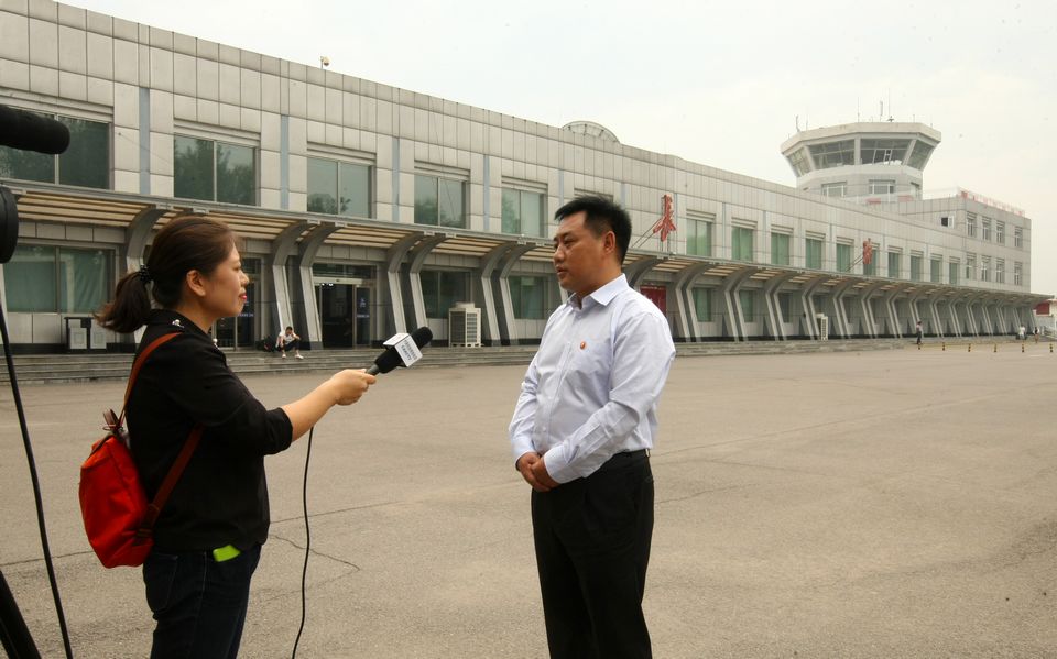 长治机场总经理郭学军接受民航报记者采访（张哈斯巴根摄）
