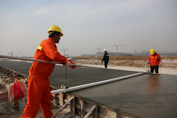 北京大兴国际机场跑道道面全面贯通(视频图)