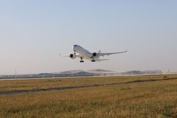 东航A350-900客机从北京大兴国际机场首航起飞.jpg