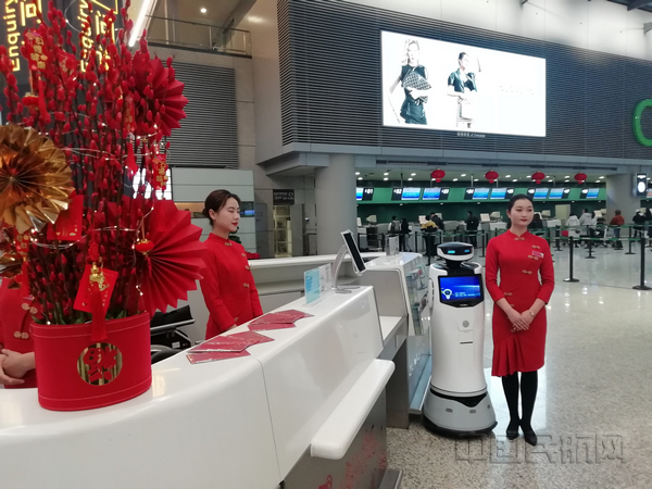nEO_IMG_虹桥机场T2航站楼布置了浓浓年味-钱擘摄.jpg