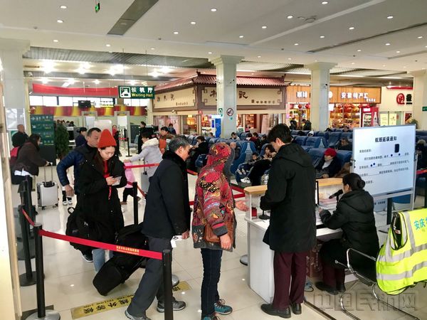 春运首日，旅客正在排队登机.jpg