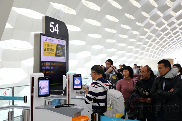 旅客在深圳机场体验“刷脸登机”_副本.jpg