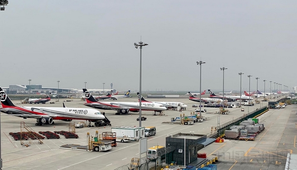 2018年9月，位于深圳宝安机场一角的顺丰机队。.jpg