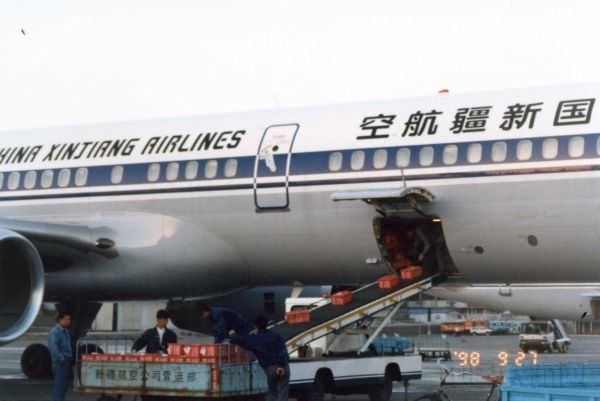 腹舱货运图：1998年秋季新疆瓜果成熟，货运工作人员将葡萄装上飞机。.jpg
