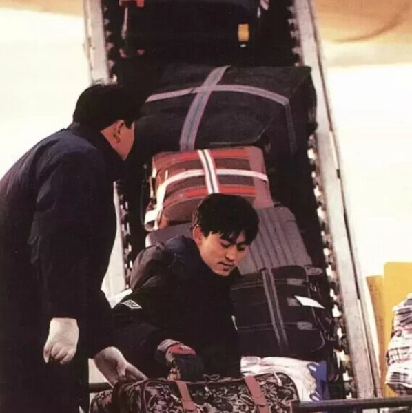 1997年北京空港地面服务有限公司负责旅客行李的工作人员用传送带运送行李.jpg