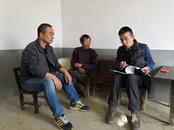 西北空管局投稿：从应急专家到扶贫干将——西北空管局扶贫干部刘雄伟侧记 (1)_副本.jpg