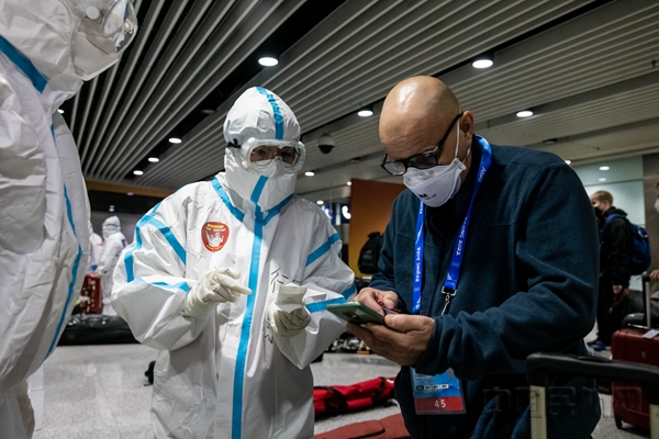 图五：确认酒店信息后，才能引导旅客找到正确的抵离班车。本报记者 汪洋 摄_副本.jpg