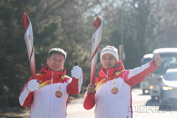 2.与第54棒火炬手、国航运控中心丁艳华在圣火传递现场合影_副本.jpg