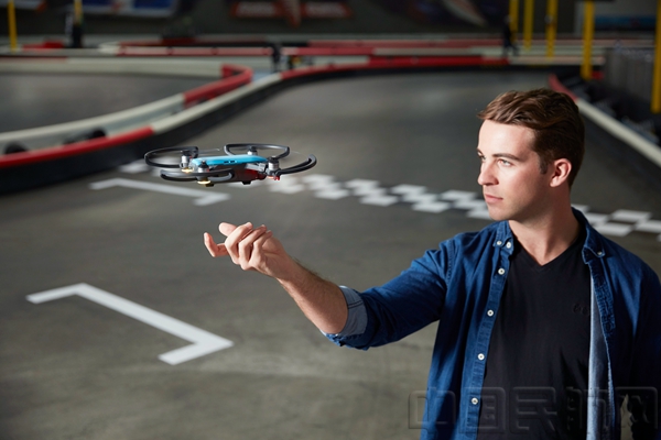 DJI大疆创新发布晓Spark掌上无人机-中国民