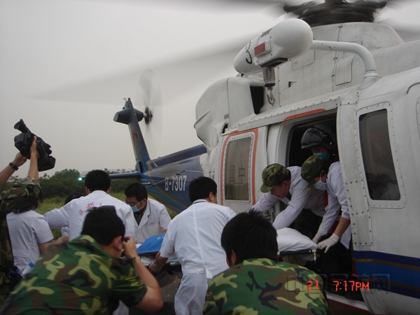 2008年5月-7月，珠直公司3架直升机前往四川执行抗震救灾任务。图为珠直机组运送重伤员_副本.jpg