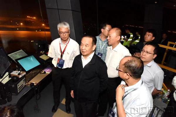 吕尔学在塔台观摩低能见运行并检查试飞空管保障工作。张哈斯巴根摄_副本.jpg
