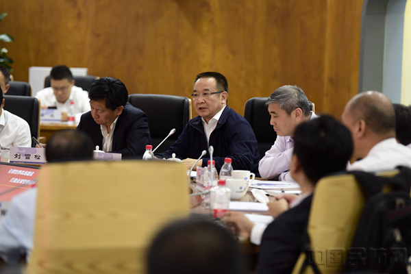 吕尔学在试飞技术后的讲评会上。 张哈斯巴根摄_副本.jpg